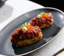 Аранчини с тартаром из говядины и красной икрой