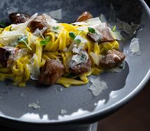 Домашняя паста с белыми грибами и сыром пекорино