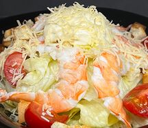 Салат Цезарь с тигровыми креветками