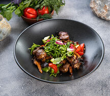 Салат с куриной печенью и вешенками
