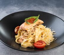 Феттуччине с семгой и икрой