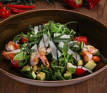 Теплый салат с рукколой и тигровыми креветками