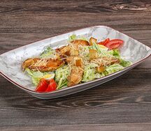 Теплый салат Цезарь с курицей