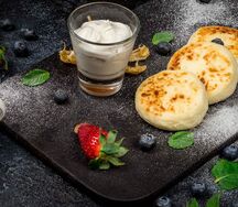 Сырники со сметаной