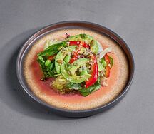 Салат с авокадо, красным перцем и шпинатом