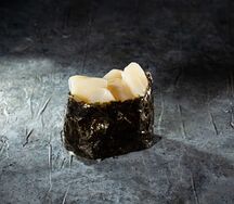 Гункан с гребешком