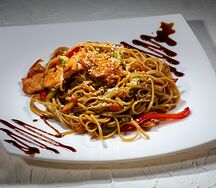 Яичная лапша с курицей и соусом Терияки