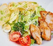 Цезарь с обжаренным куриным филе