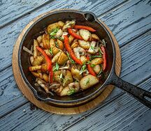 Жареный картофель с луком и грибами