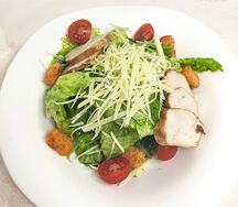 Салат с куриным филе, гренками и зеленой заправкой