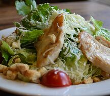 Салат Цезарь с куриным филе