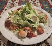 Салат Цезарь с креветками