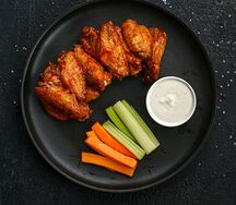 Куриные крылышки баффало в соусе BBQ