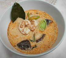 Том ям с морепродуктами