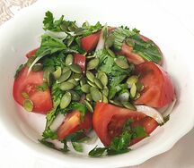 Салат из томатов и тыквенных семечек