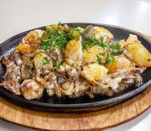 Жаркое с картофелем, луком и грибами