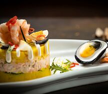 Кауса с морепродуктами и пюре с перуанским соусом