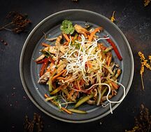 Салат с курицей и ростками сои