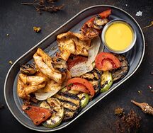 Кальмары и овощи на гриле с сырным соусом