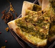 Фокачча с соусом аль-песто