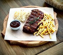 Свиные ребра BBQ c картофелем фри