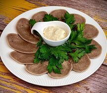 Язык отварной с хреном
