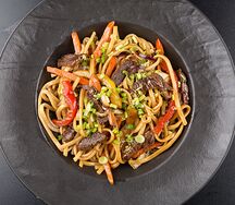 Вок с говядиной и лапшой удон