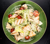 Салат Цезарь с куриной грудкой