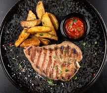 Стейк из cвинoй шеи с картофелем айдахо