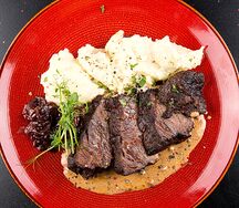 Щеки с перечным соусом