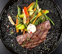 Фланк стейк с овощами