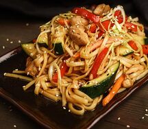 Вок с лапшой и курицей