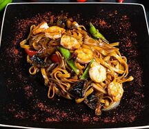 Вок с лапшой и морепродуктами