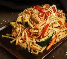 Вок с лапшой и курицей