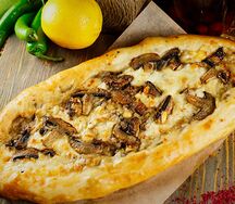 Пицца с шампиньонами и сыром