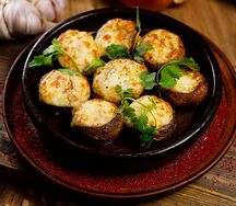 Шампиньоны запеченные с сыром сулугуни