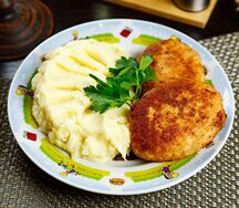 Куриная котлета с картофельным пюре -детское