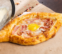 Хачапури по-аджарски с беконом