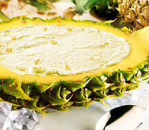 Мороженое в натуральных фруктах Ананас