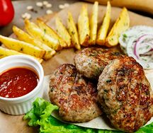 Котлетный микс с картофелем по-деревенски