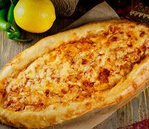 Пицца с бараниной в томатном соусе