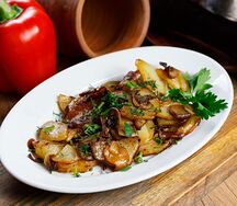 Картофель, жаренный с луком и грибами