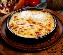 Запечённый сыр сулугуни с помидорами