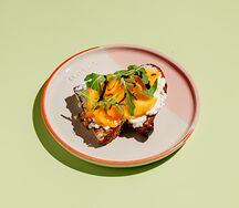 Брускетта с хурмой и рикоттой