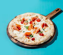 Пицца с копчёным лососем