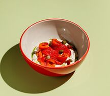 Печёные перцы с соусом вителло