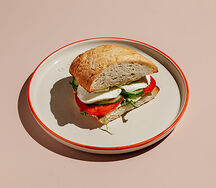 Сэндвич с моцареллой и томатами