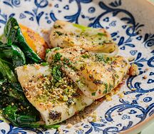 Кальмар с кремом из моркови, булгуром, чоризо, шпинатом