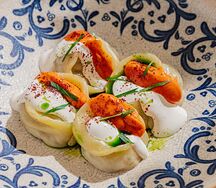 Манты с копченым йогуртом и томатным соусом