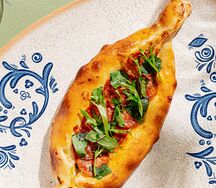 Пиде с чоризо и красным перцем